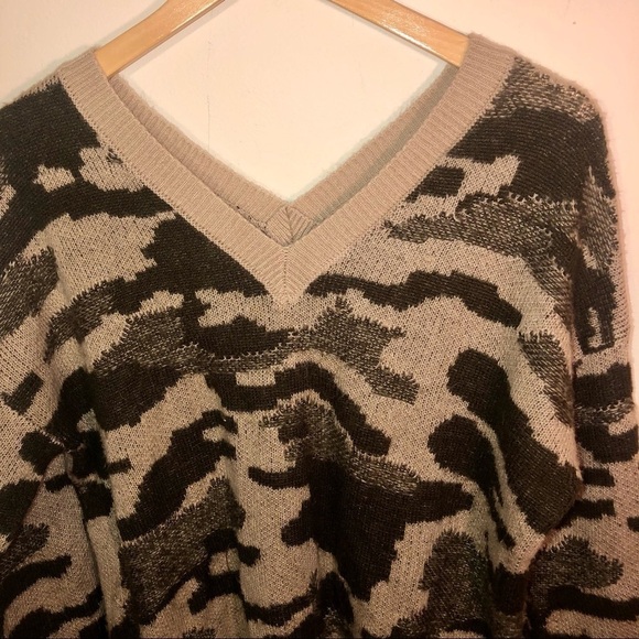 Cotton Emporium Double V Crop Camo Sweater Size Large - Picture 2 of 5